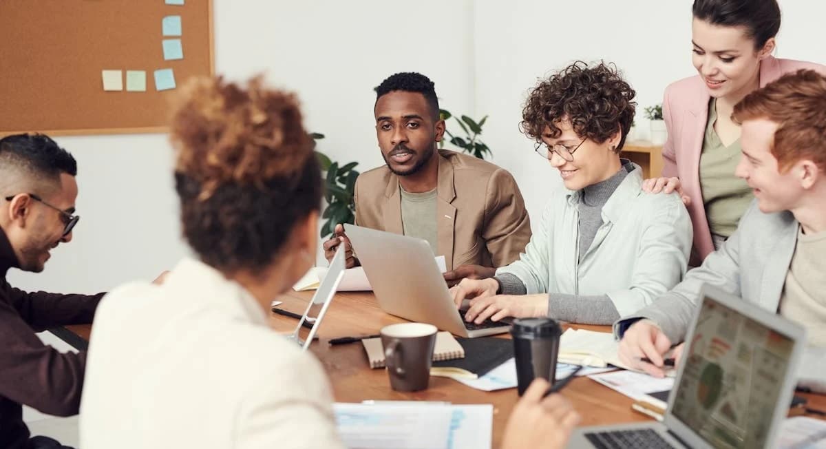 Team-Meeting in modernem Büro — gemeinsam wachsen