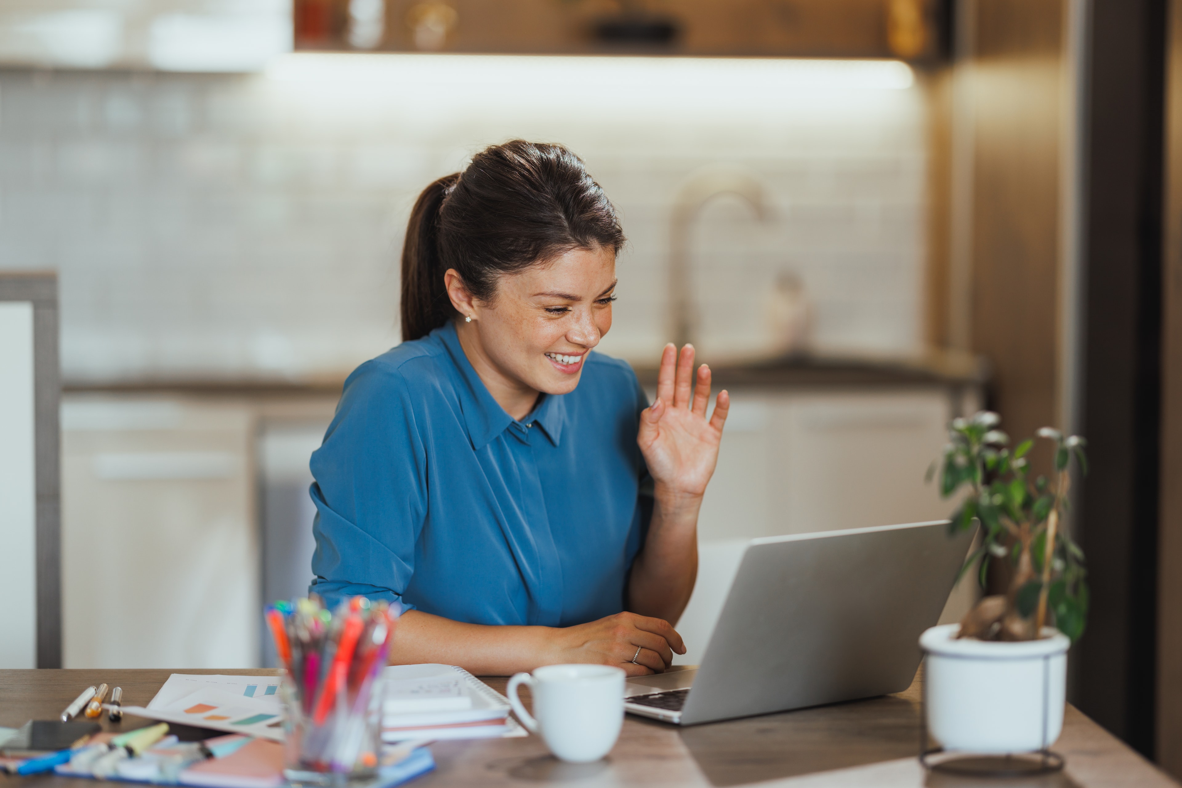 Frau in Online-Coaching-Session — selbstbewusst und fokussiert